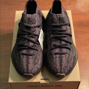 NWT YEEZY BOOST 380 ONYX - MENS US 9